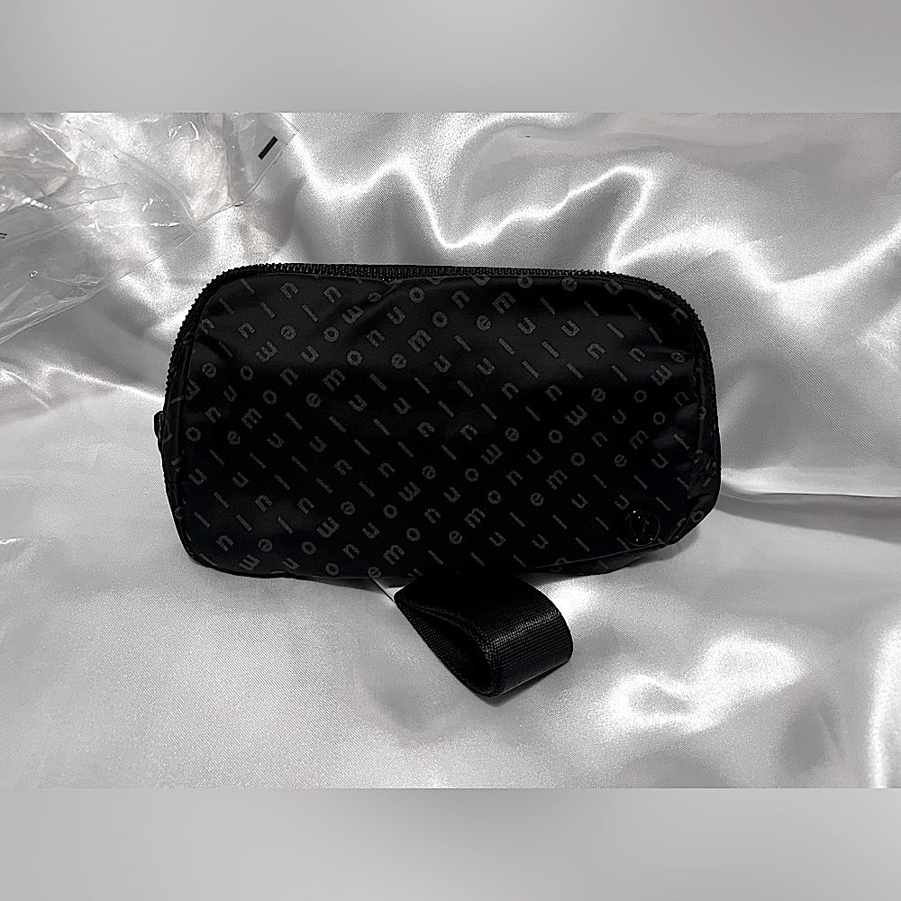 - REFLECTIVE - 🦄🆕Lululemon OG Everywhere Belt Bag